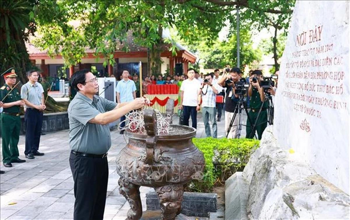 PM offers incense in tribute to fallen heroes on War Invalids and Martyrs’ Day