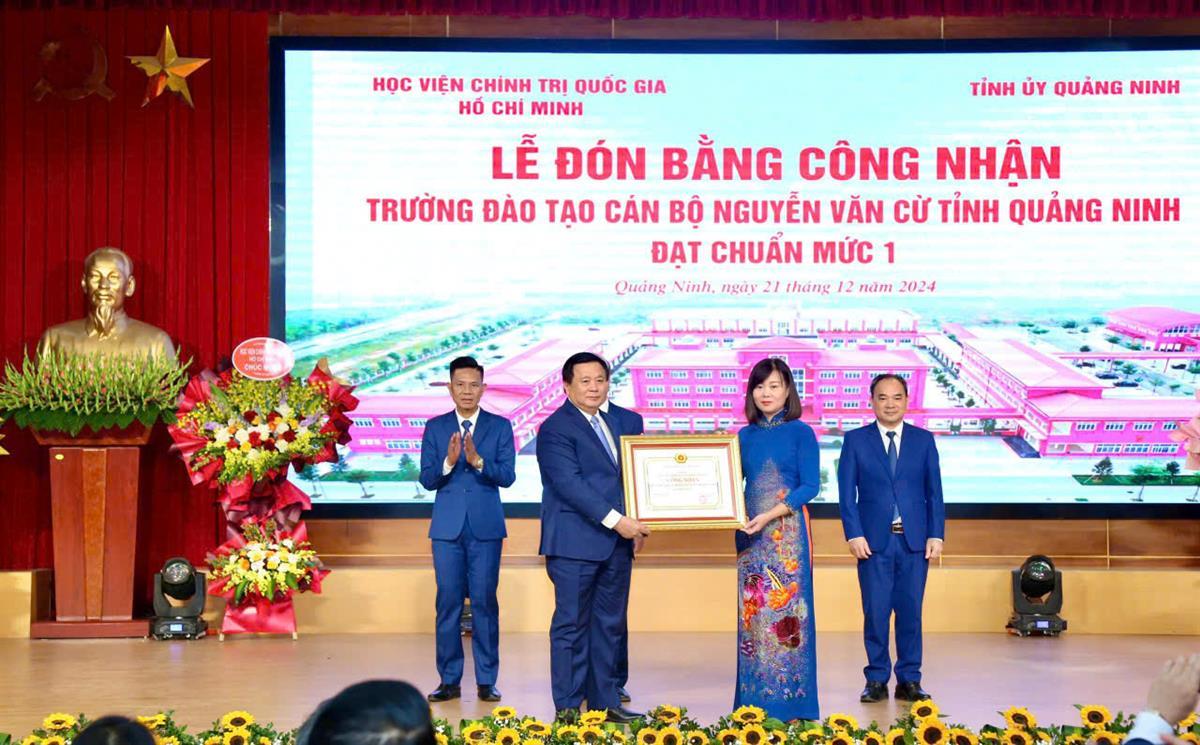 [Ảnh] Trao bằng công nhận Trường Đào tạo cán bộ Nguyễn Văn Cừ tỉnh Quảng Ninh đạt chuẩn mức 1