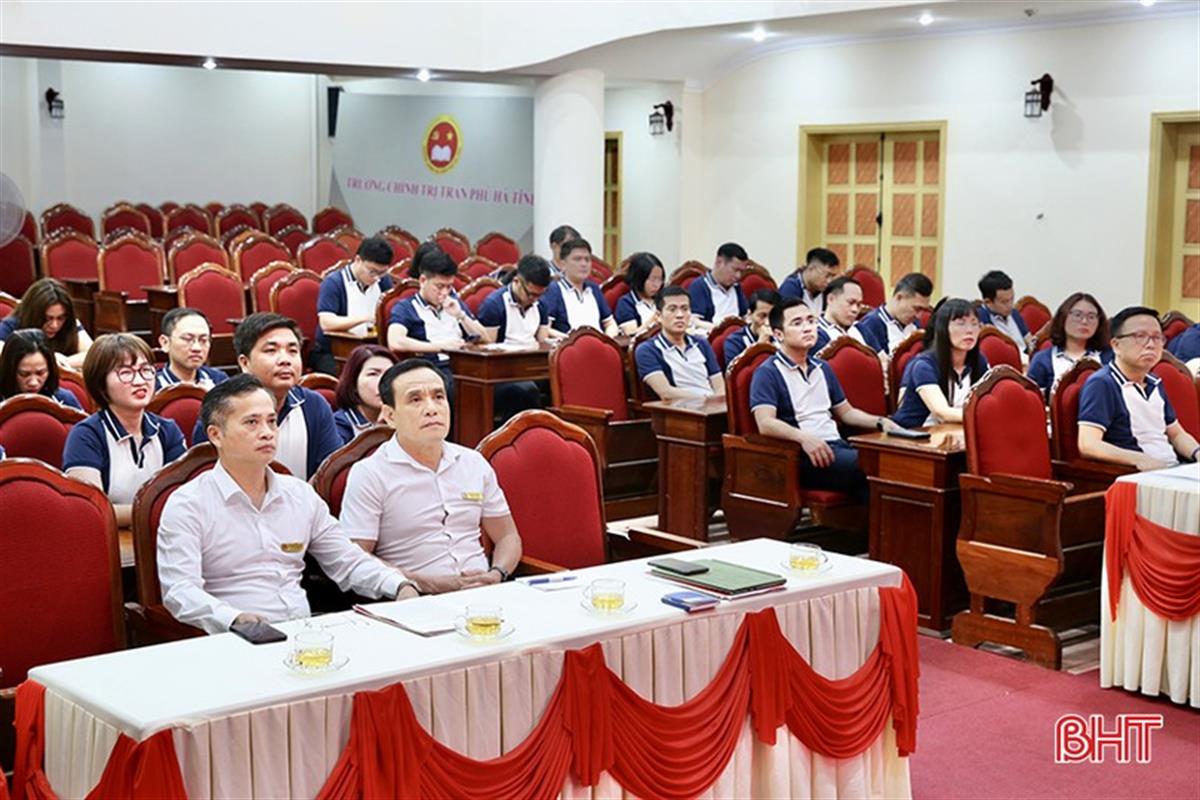 Học viên Lớp cao cấp lý luận chính trị K74.A05 tìm hiểu thực tế xây dựng nông thôn mới ở Hà Tĩnh
