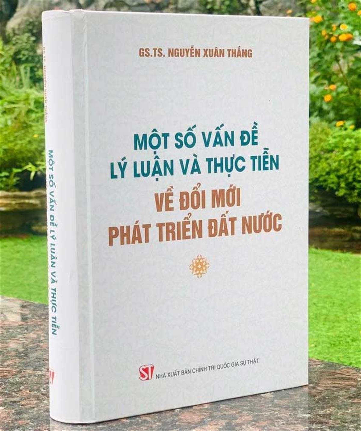 Giới thiệu sách “Một số vấn đề lý luận và thực tiễn về đổi mới phát triển đất nước”.