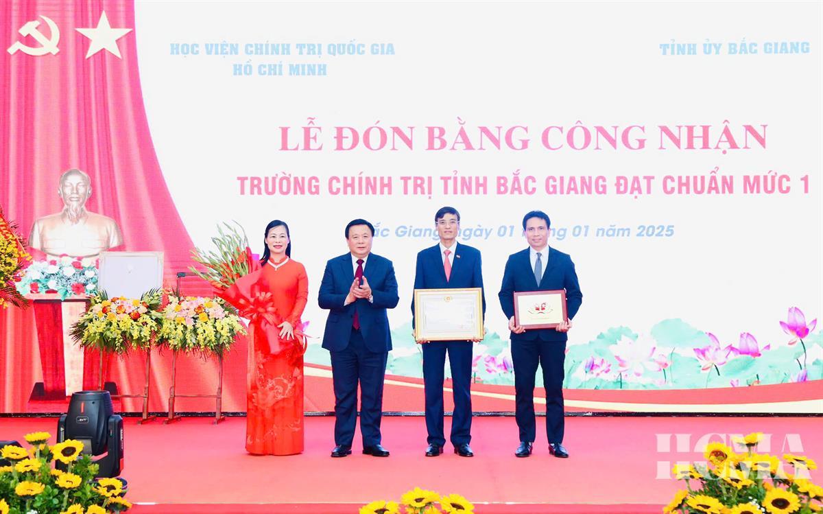 Trường Chính trị tỉnh Bắc Giang đón Bằng công nhận đạt chuẩn mức 1