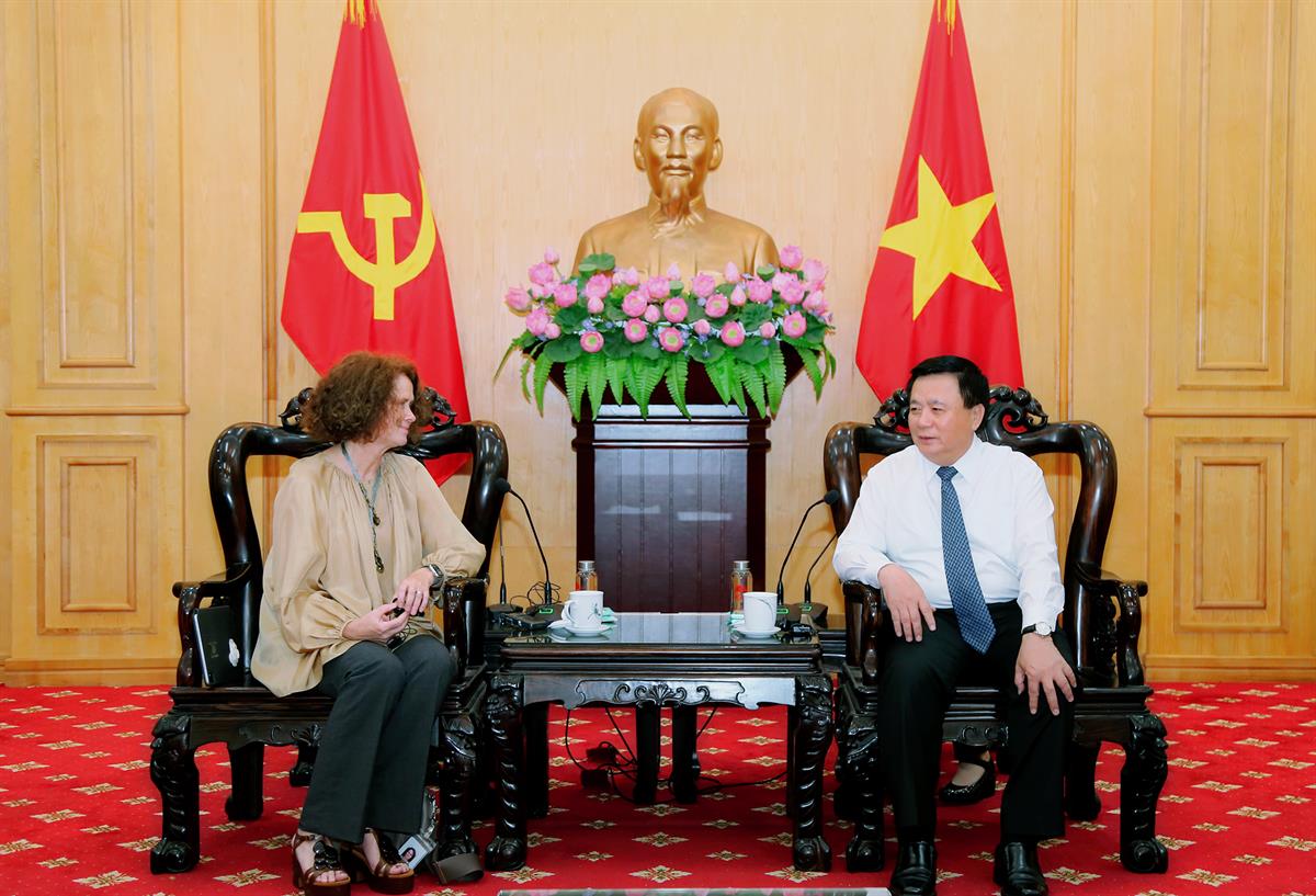Đồng chí Uỷ viên Bộ Chính trị, Giám đốc Học viện, Chủ tịch Hội đồng Lý luận Trung ương tiếp Giám đốc Quốc gia WB tại Việt Nam đến chào từ biệt