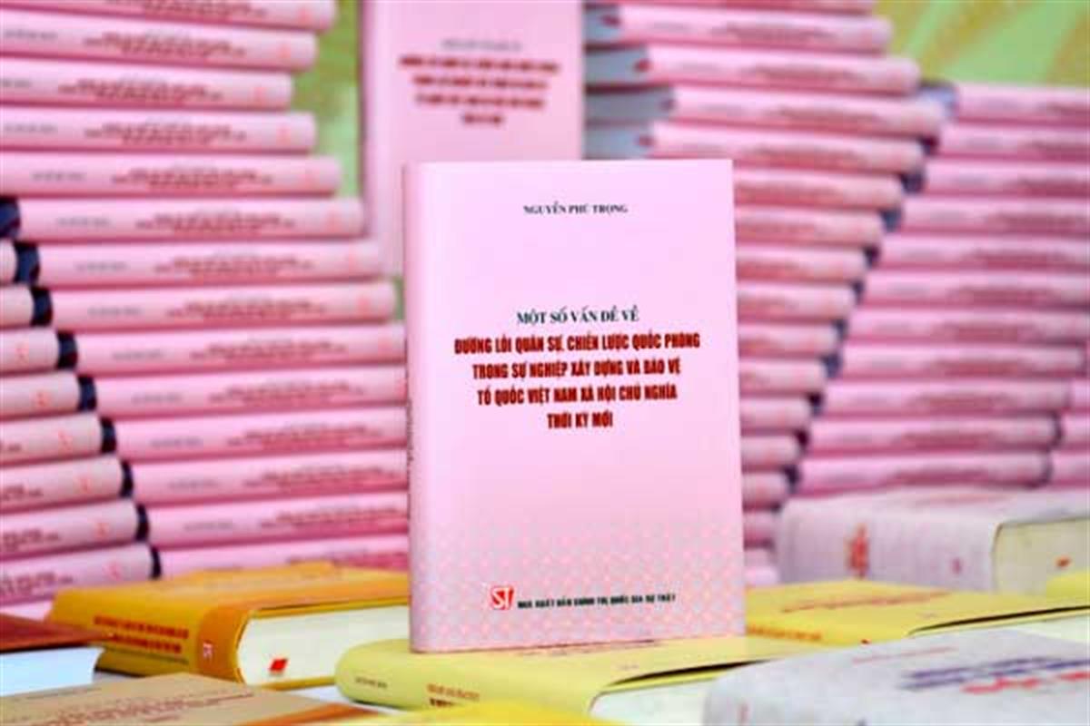 Giới thiệu sách “Một số vấn đề về đường lối quân sự, chiến lược quốc phòng trong sự nghiệp xây dựng và bảo vệ Tổ quốc Việt Nam xã hội chủ nghĩa thời kỳ mới”