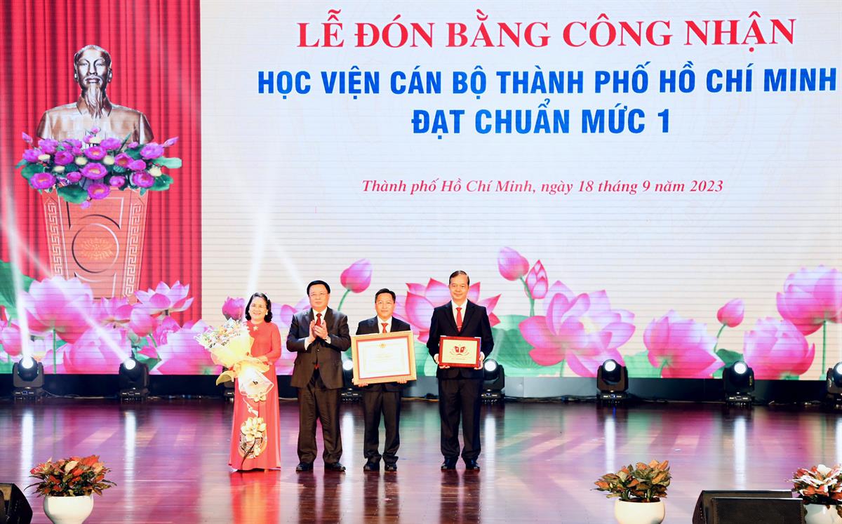 Trao Bằng công nhận Học viện Cán bộ Thành phố Hồ Chí Minh đạt trường chính trị chuẩn mức 1